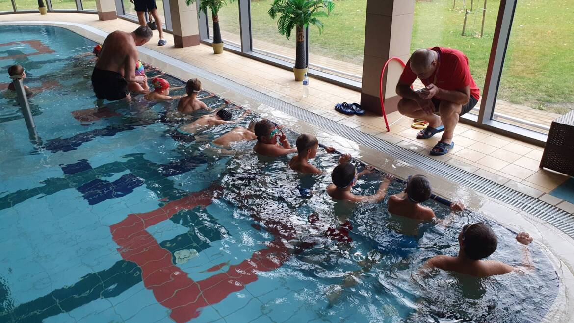 Šiandien Rokiškio baseine startavo antrokų plaukimo programa